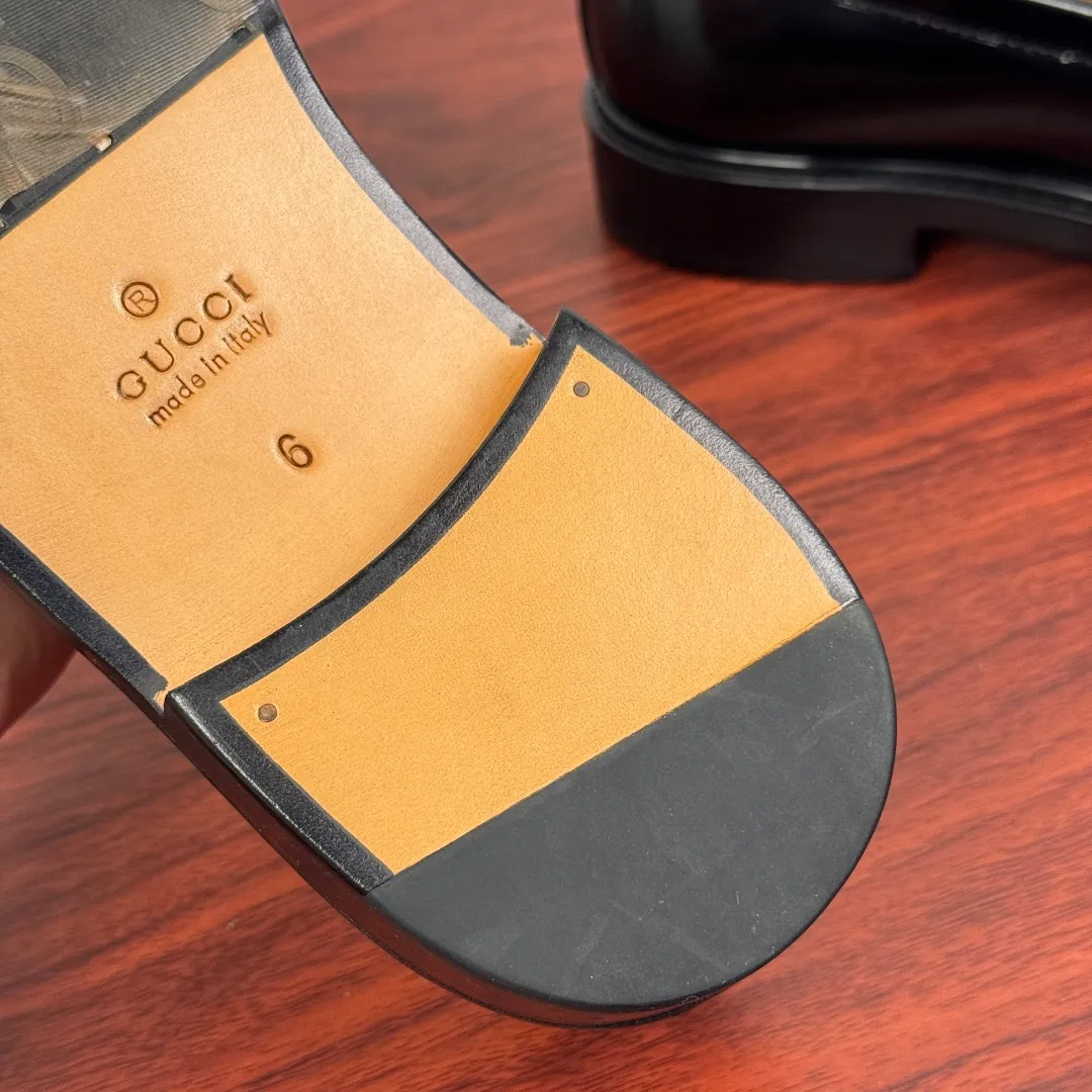 Batch 980 Gucci/Gucci new men's loafers with horsebit buckle! These classic loafers, embellished with a horsebit buckle, embody timeless elegance and pay homage to the brand's rich heritage. The carefully crafted leather sole and semi-circular toe inject new charm into the entire design. Iconic accessories and metal buckle finishes complement each other, classic loose fit, solid color leather highlights the simple and rustic temperament. Select high-quality leather. Pay attention to the details of the leather material. The texture is bright. The leather has excellent toughness. It is soft, comfortable and durable. The dyed calfskin lining has uniform and fine holes, soft and comfortable. The thickened leather outsole and the composite rubber bottom sheet at the heel are extremely comfortable, wear-resistant and non-slip. It is the first choice for light weight. It is versatile and luxurious, and comes with a full set of packaging! Size: 39-40-41-42-43-44 leather shoe size (38.45.46 can be customized) Item number: 812158 Black open edge beads